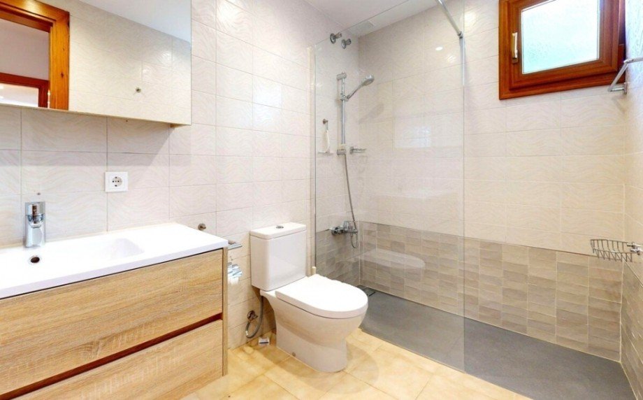 Erdgeschosswohnung-mit-groem-sonnigem-Garten-in-Santa-Ponsa-Bathroom 1 Erdgeschosswohnung Santa Ponsa