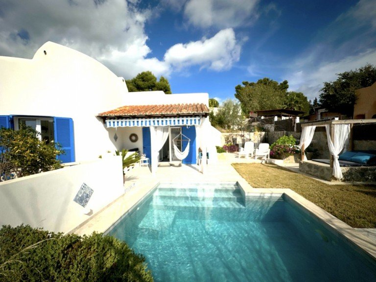  Peguera Villa VERKAUFT-Villa mit Pool, fu�l�ufig zum Strand und Boulevard gelegen, in Paguera zu verkaufen!