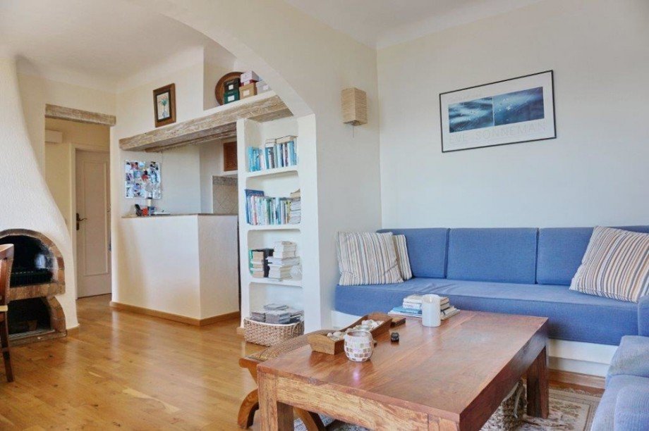 Helles Wohnzimmer mit offener K�che Terrassenwohnung Cala Fornells