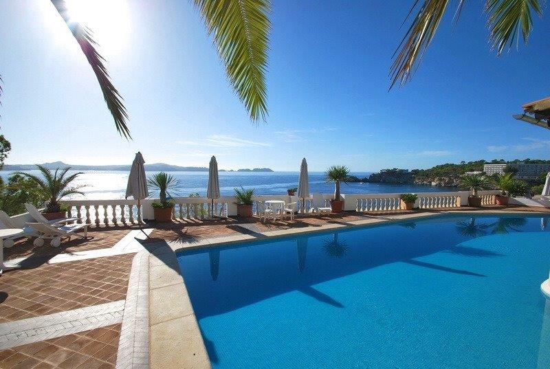 Grosser Gemeinschaftspool mit Meerblick Terrassenwohnung Cala Fornells