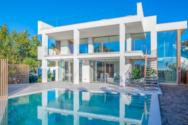 Moderne Villa in Santa Ponsa zu verkaufen Calvi� / Santa Pon�a Villa VERKAUFT! Moderne Luxusvilla mit Meerblick, Pool und gro�er Dachterrasse-Touristische Lizenz!