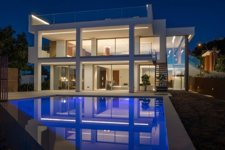 Fassade bei Nacht Villa Calvi� / Santa Pon�a