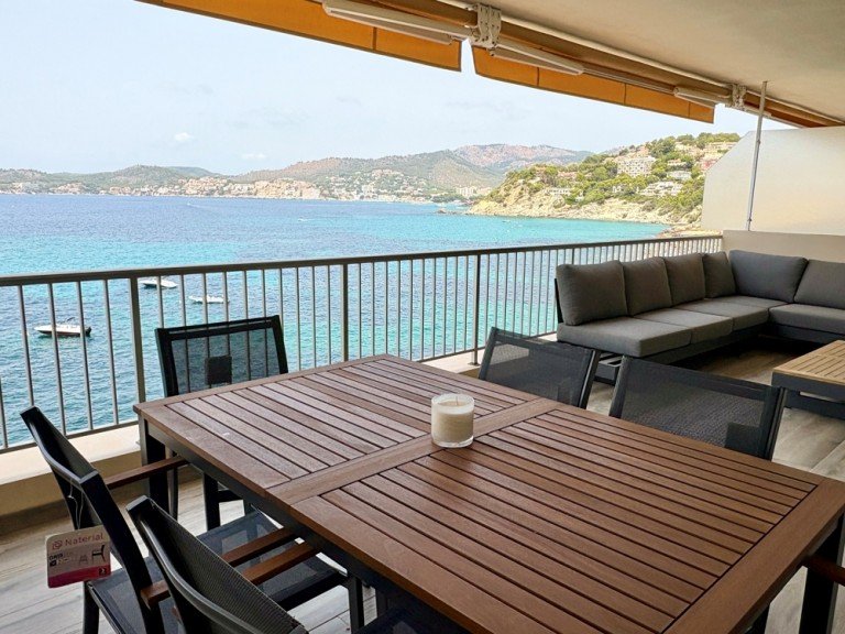 Wohnung in erster Meereslinie Santa Ponsa zu verkaufen Santa Pon�a - Mallorca Terrassenwohnung Luxus-Wohnung mit gro�er Terrasse in erster Linie und Meerzugang, fu�l�ufig zum Sandstrand gelegen!