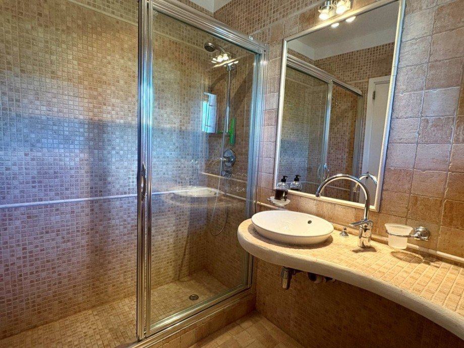 Cala Fornells apartment bathroom with walk in shower Terrassenwohnung Peguera / Peguera