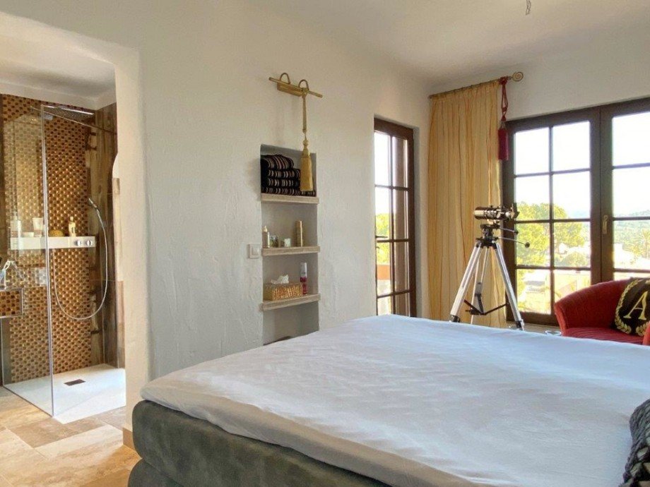 Hauptschlafzimmer mit Bad en Suite-Masterbedroom with bath en suitells for sale Penthousewohnung Calvi� / Peguera